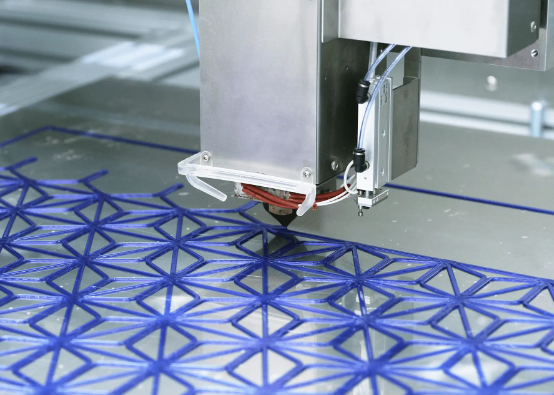 大型3Dプリンターによる造形の様子　出典：積彩社